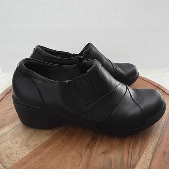 Clarks Shoes Womens Size 8.5 Wide Black Leather Comfort Cushion Slip On Zip Heel - Picture 1 of 16